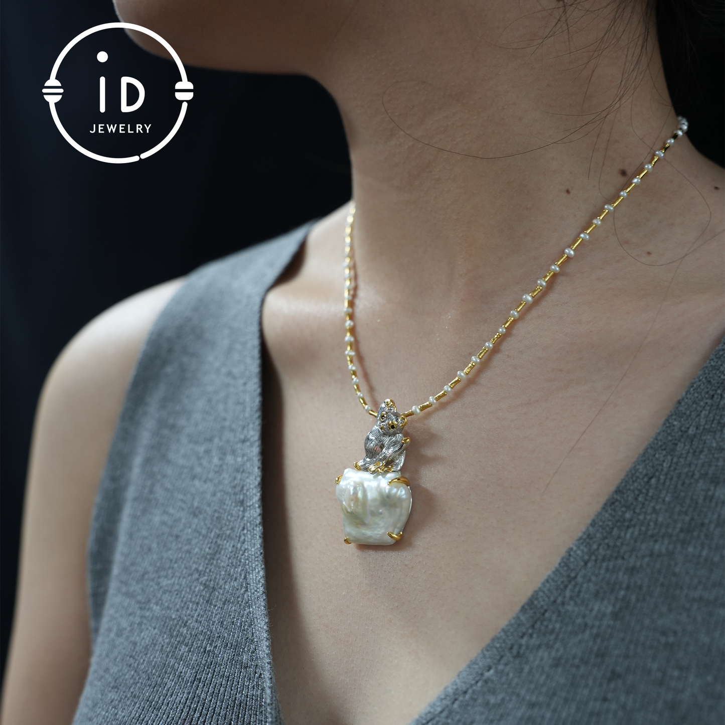 Tieranhänger mit Barockperle | Handgefertigter Schmuck | Niedliches Design | Vergoldete Details | Perfekte Geschenkidee