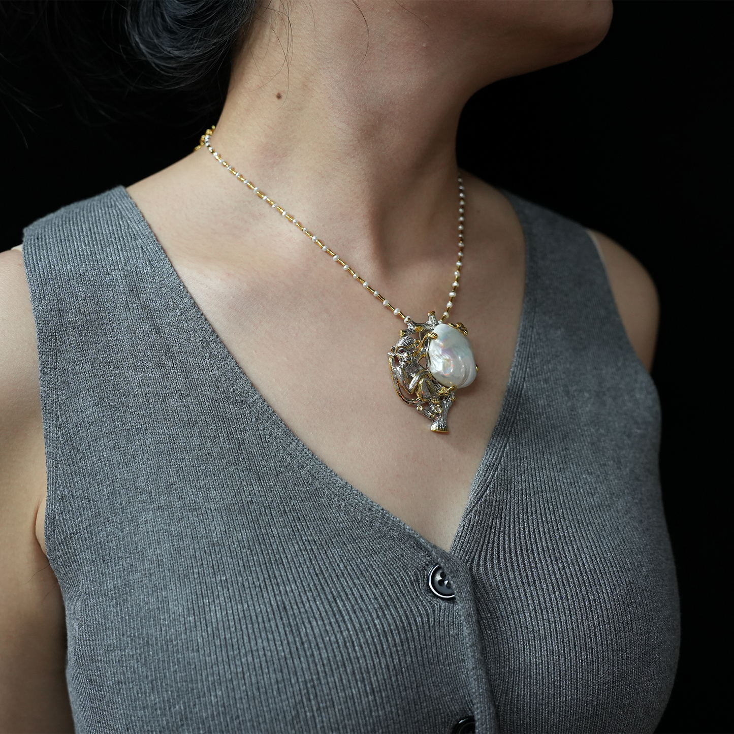 Affenbrosche Anhänger | Handgefertigter Barockperlenschmuck | Künstlerisches Tierdesign | Vergoldetes Silber