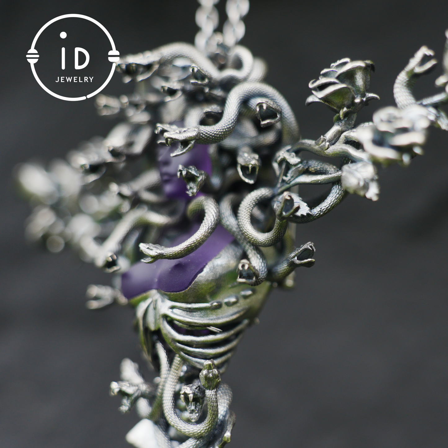 2-in-1 Medusa Anhänger Brosche|Handgefertigter Gothic Schmuck mit Amethyst|Symbol des weiblichen Erwachens und Schutzes|Mythisch inspiriertes Geschenk für Sie