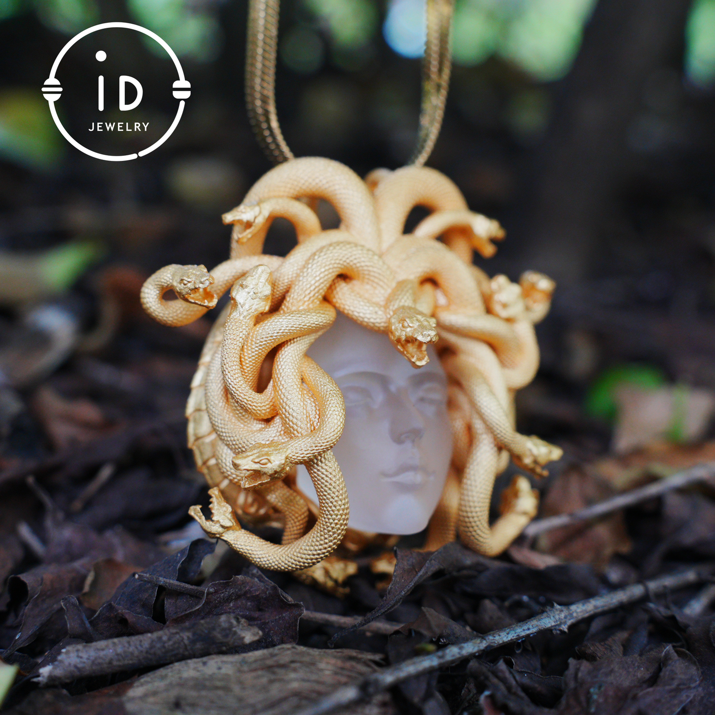 Medusa Anhänger | Handgefertigtes 925er Silber & weißer Kristall | Mythischer Statement-Schmuck