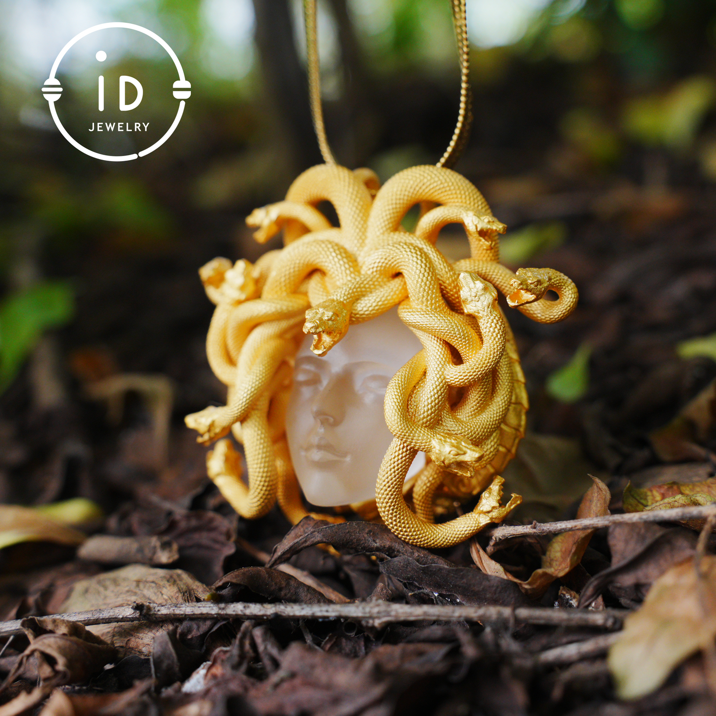 Medusa Anhänger | Handgefertigtes 925er Silber & weißer Kristall | Mythischer Statement-Schmuck