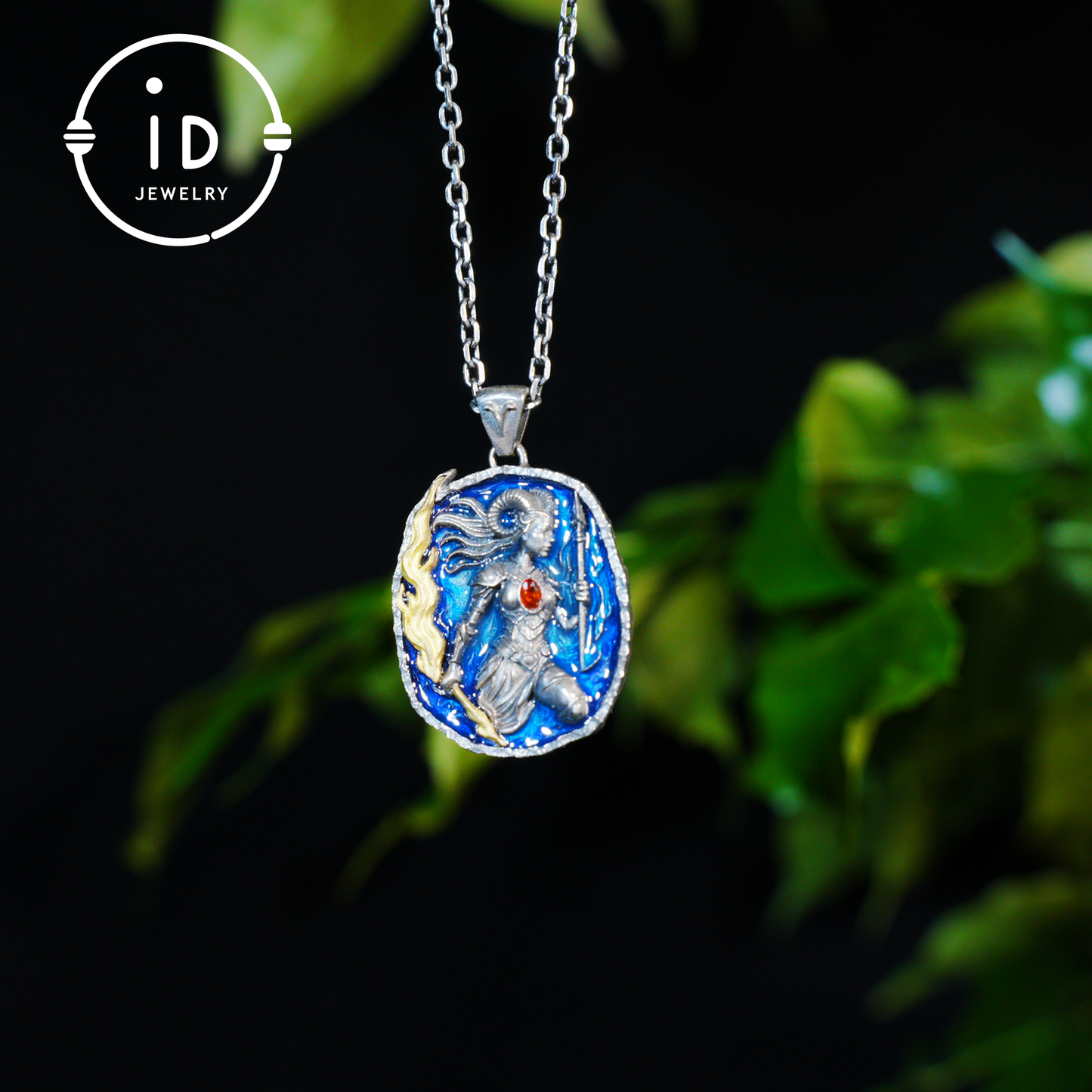 Widder-Medaillon-Anhänger | Unregelmäßiger „Meteoriten“-Rahmen | Blauer Emaille-Sternenglanz | Orangefarbener Zirkonia-Mitte | Handgefertigter Silberschmuck