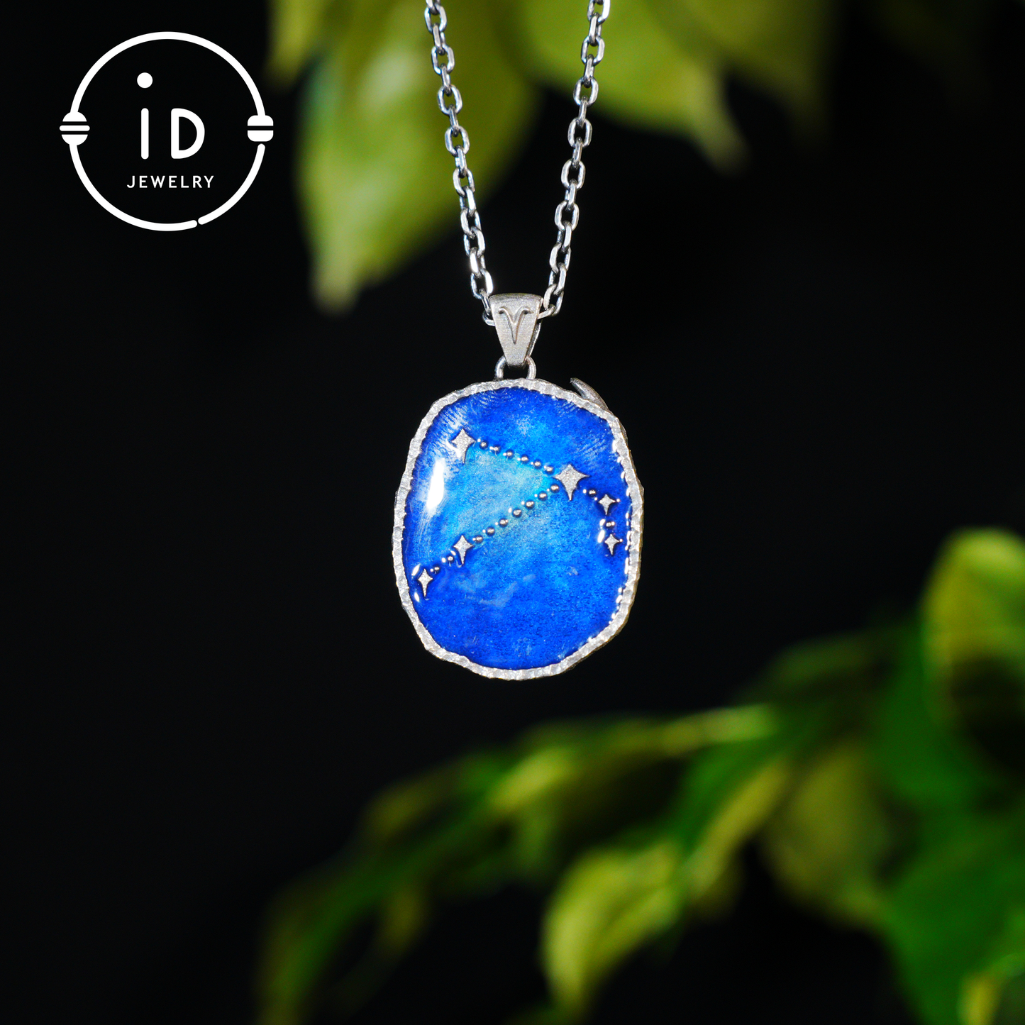 Widder-Medaillon-Anhänger | Unregelmäßiger „Meteoriten“-Rahmen | Blauer Emaille-Sternenglanz | Orangefarbener Zirkonia-Mitte | Handgefertigter Silberschmuck