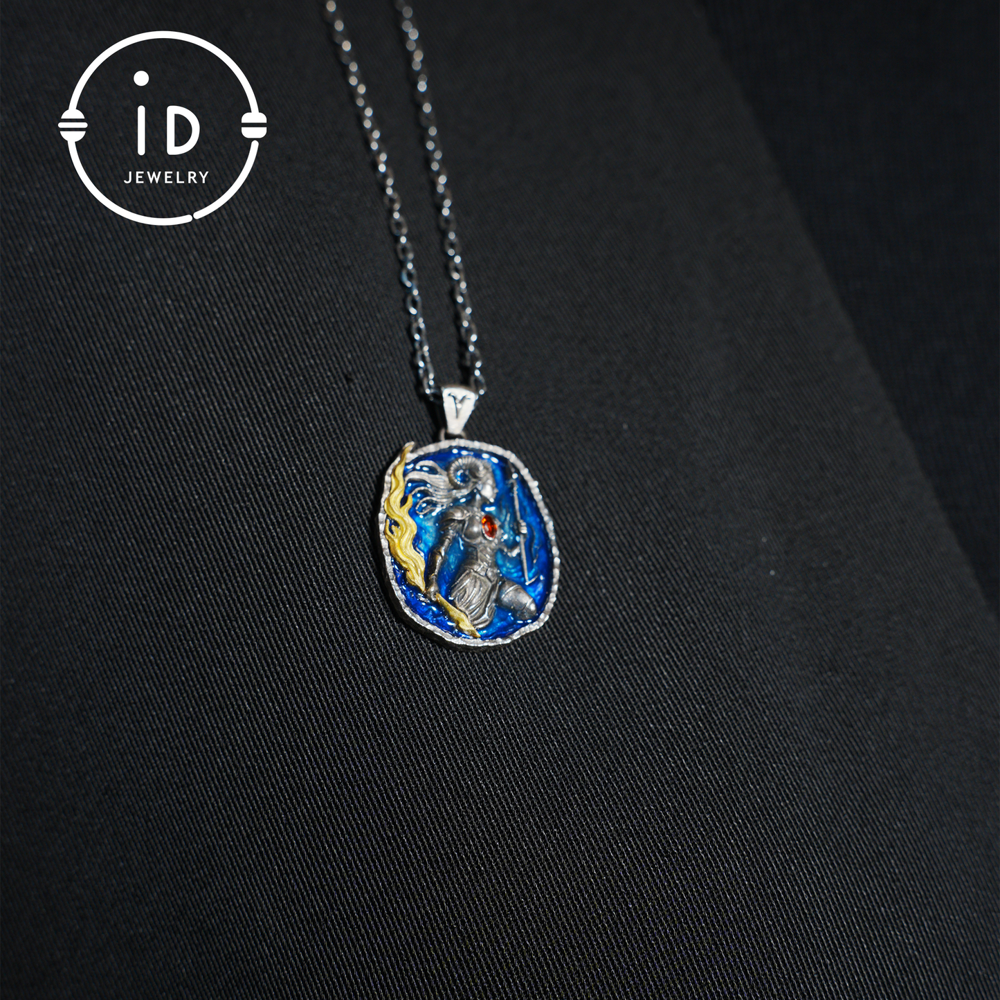 Widder-Medaillon-Anhänger | Unregelmäßiger „Meteoriten“-Rahmen | Blauer Emaille-Sternenglanz | Orangefarbener Zirkonia-Mitte | Handgefertigter Silberschmuck