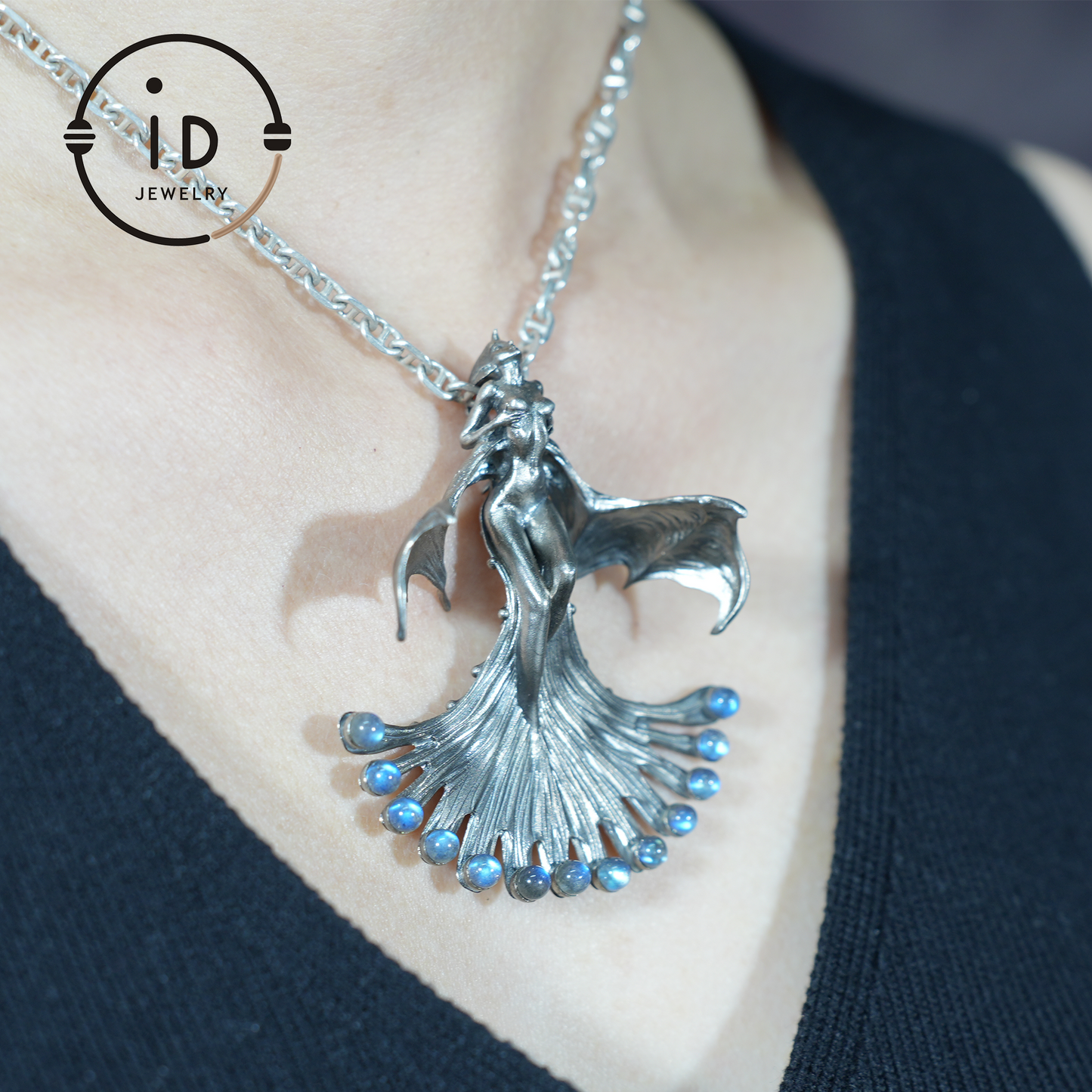 Mystischer geflügelter Zauberin-Anhänger, 925 Sterling Silber mit Geisterstein, handgefertigter Fantasy-Schmuck, einzigartiges mythisches Flügel-Design