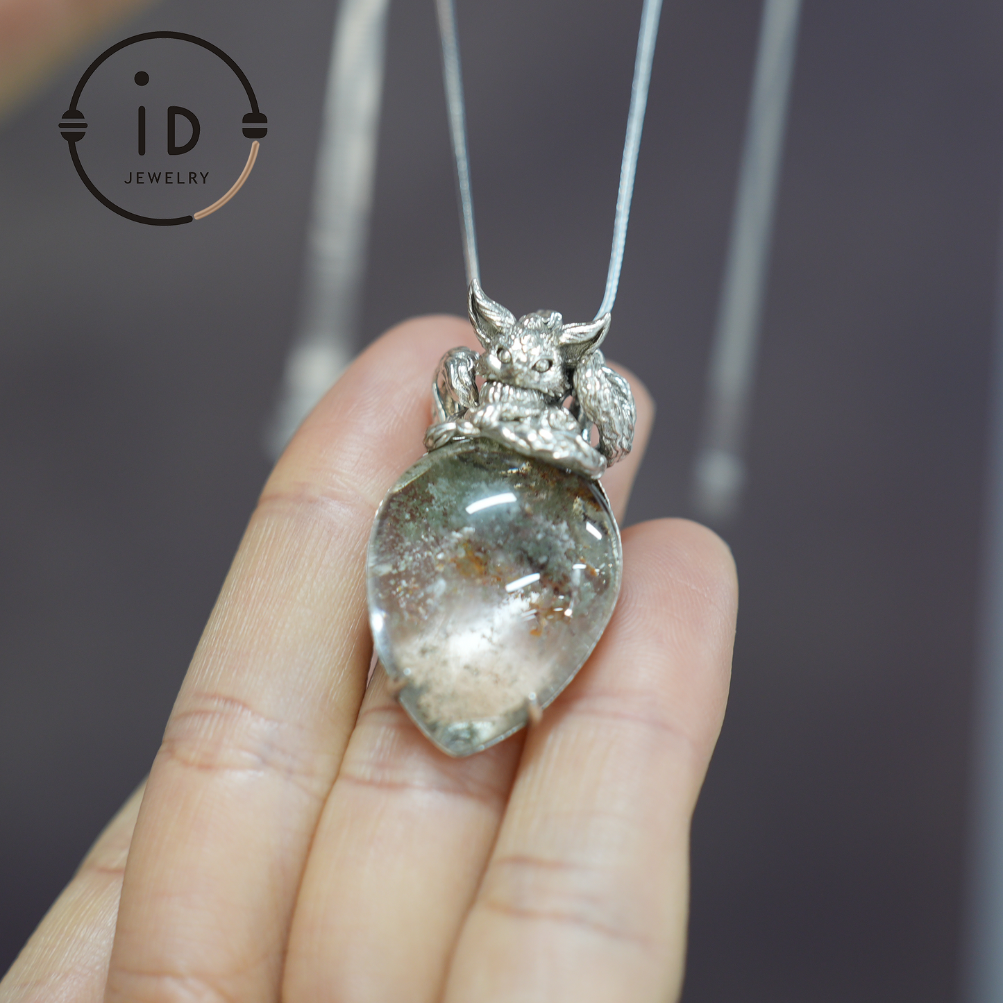Fuchsgeist-Kristallanhänger – handgefertigter Schmuck aus 925er Sterlingsilber mit Phantomquarz, einzigartiger Fantasy-Anhänger, perfektes Geschenk für besondere Anlässe