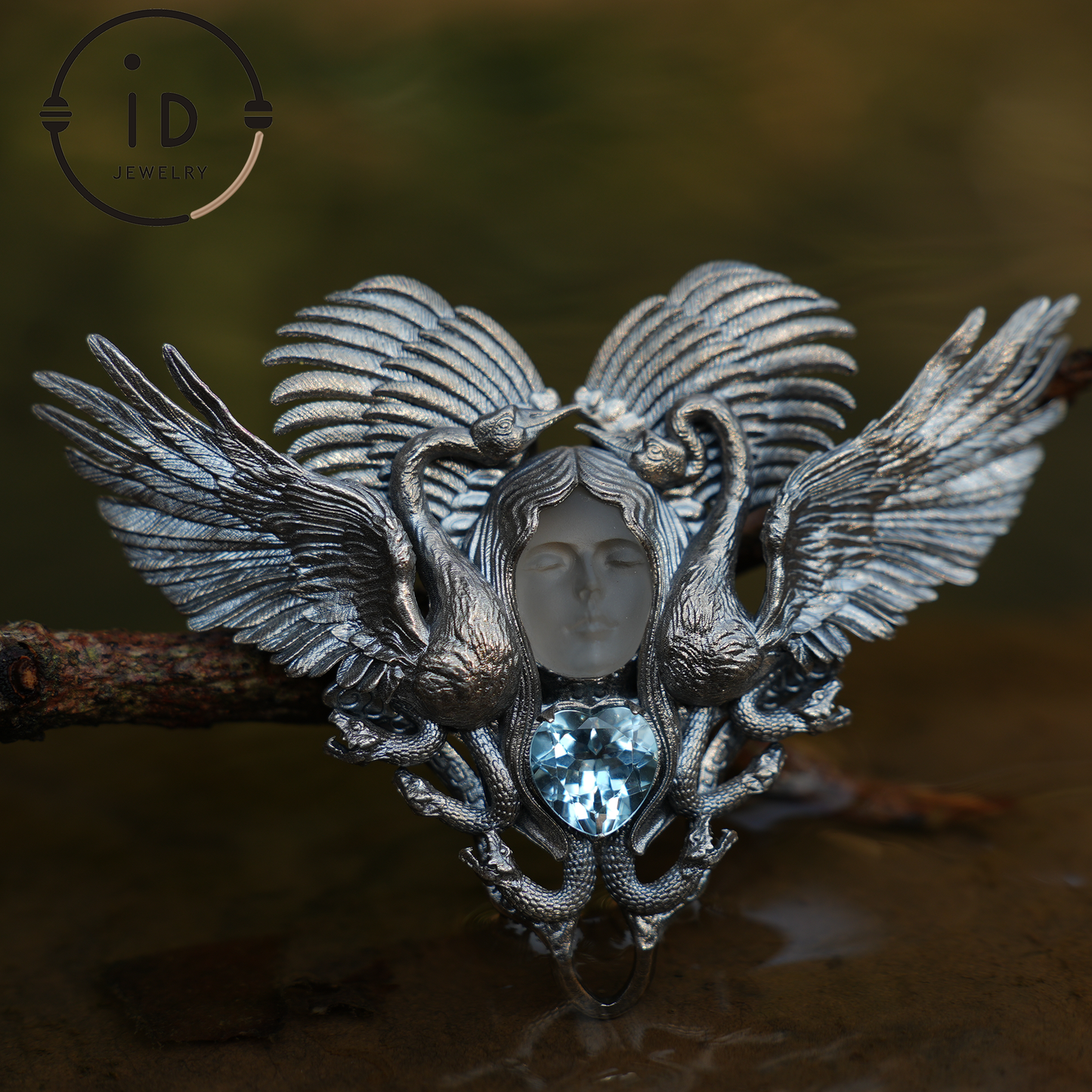 Waldgöttin-Anhänger – Handgefertigter Anhänger aus S925er Silber mit weißem Kristall und himmelblauem Topas | Exquisites Design, limitierte Kollektion