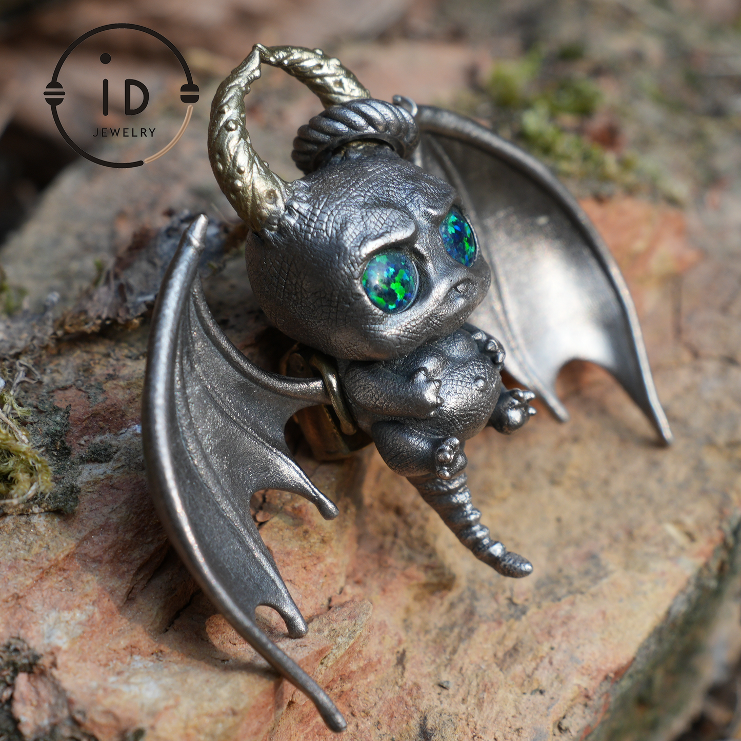 925 Silber Fledermaus Anhänger mit Opal - Handgefertigter Gothic Schmuck, Fantasy Anhänger, Einzigartige Gothic Halskette für Halloween & Gothic Liebhaber