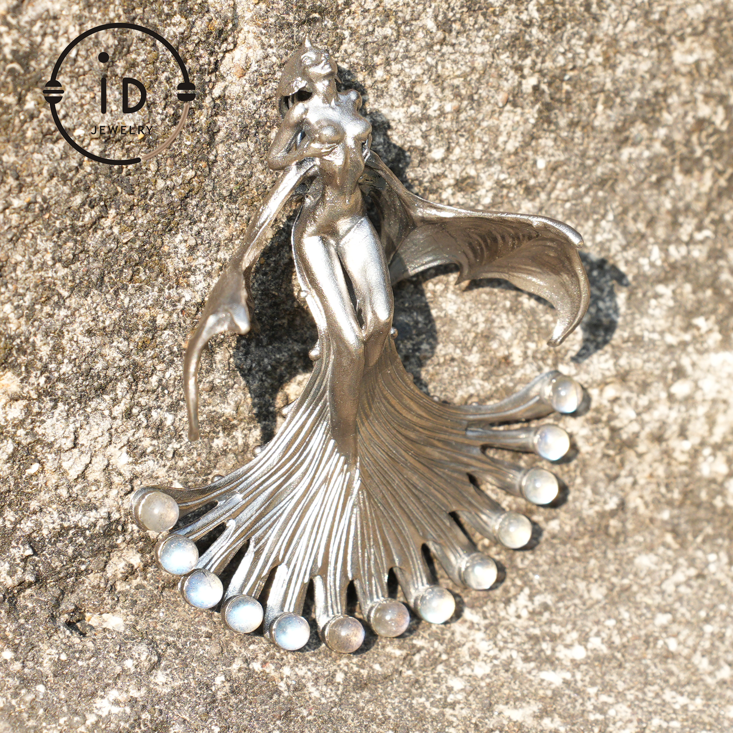 Mystischer geflügelter Zauberin-Anhänger, 925 Sterling Silber mit Geisterstein, handgefertigter Fantasy-Schmuck, einzigartiges mythisches Flügel-Design