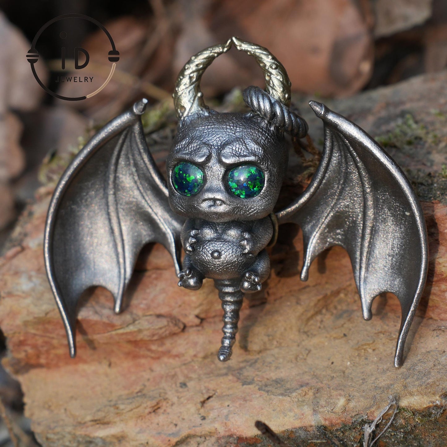 925 Silber Fledermaus Anhänger mit Opal - Handgefertigter Gothic Schmuck, Fantasy Anhänger, Einzigartige Gothic Halskette für Halloween & Gothic Liebhaber