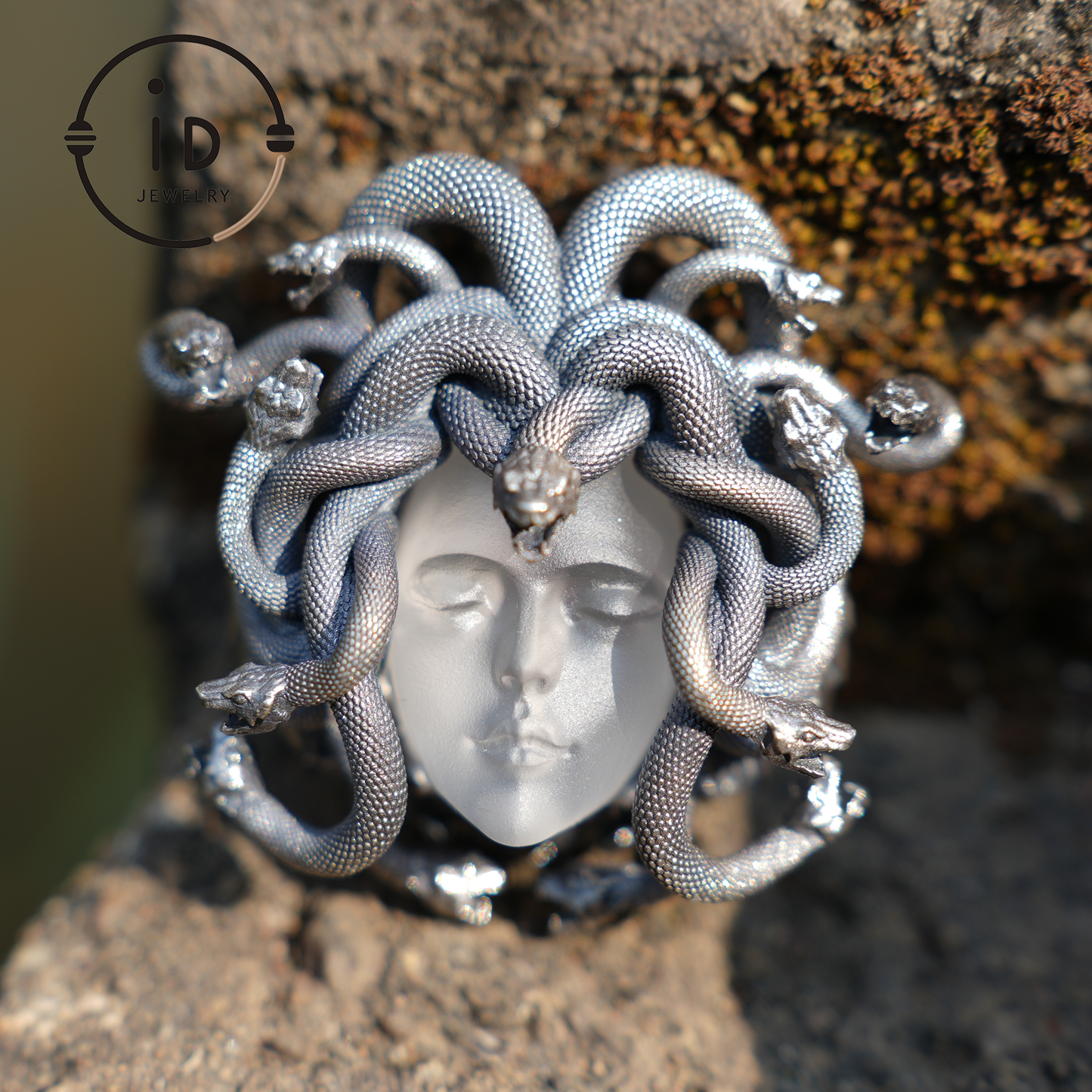 Medusa Anhänger | Handgefertigtes 925er Silber & weißer Kristall | Mythischer Statement-Schmuck