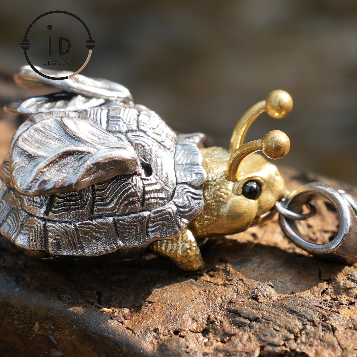 Fliegender Käfer-Anhänger – Handgefertigter Anhänger aus 925er Sterlingsilber mit mythischem Flügeldesign, einzigartiges Geschenk, Kunst- und Fantasieschmuck
