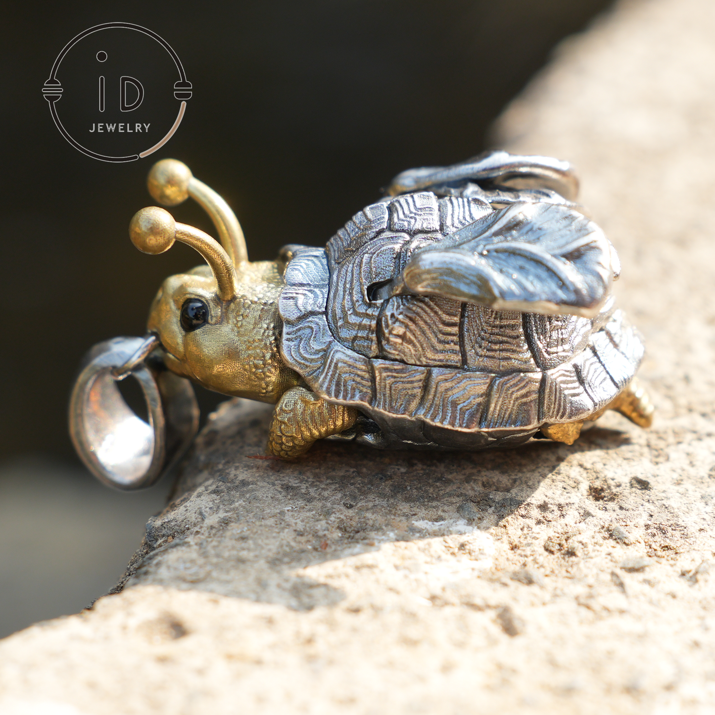 Fliegender Käfer-Anhänger – Handgefertigter Anhänger aus 925er Sterlingsilber mit mythischem Flügeldesign, einzigartiges Geschenk, Kunst- und Fantasieschmuck