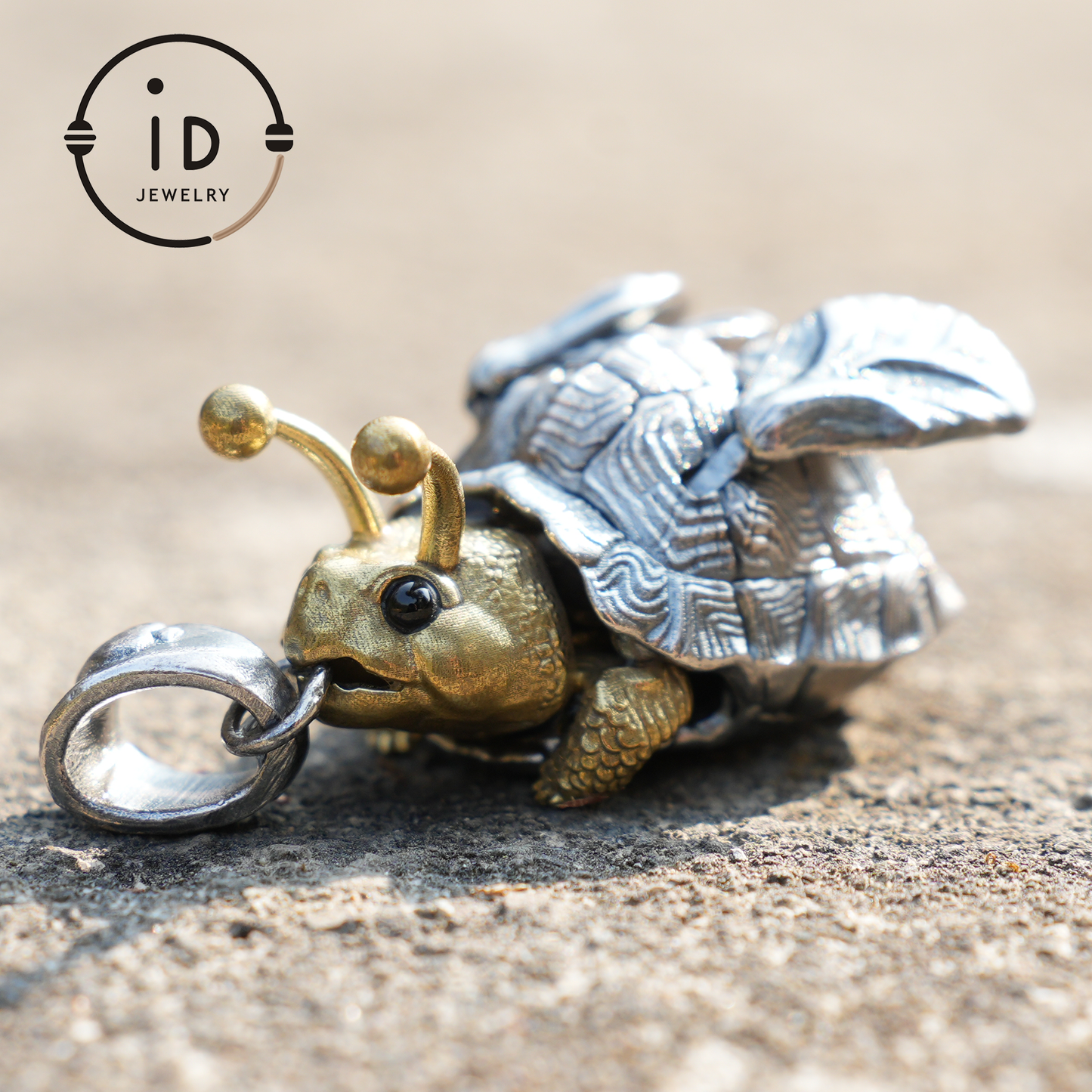 Fliegender Käfer-Anhänger – Handgefertigter Anhänger aus 925er Sterlingsilber mit mythischem Flügeldesign, einzigartiges Geschenk, Kunst- und Fantasieschmuck
