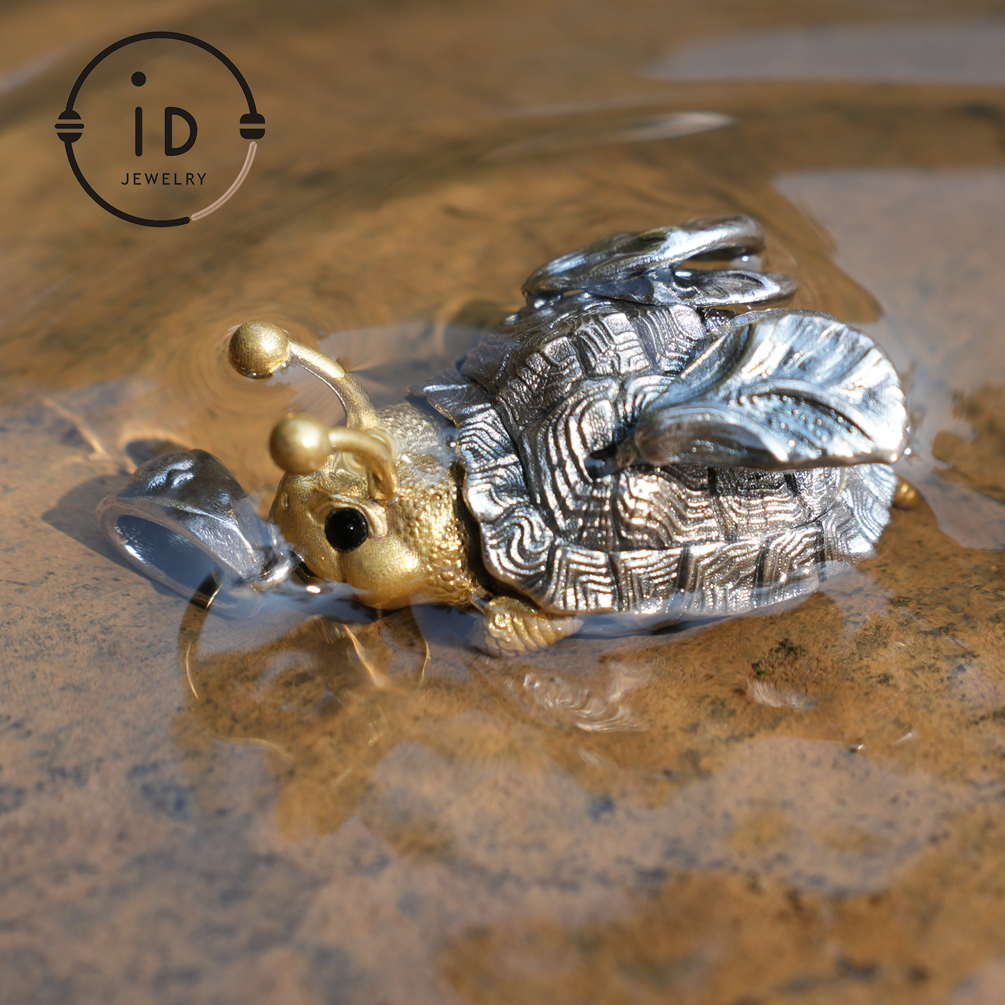 Fliegender Käfer-Anhänger – Handgefertigter Anhänger aus 925er Sterlingsilber mit mythischem Flügeldesign, einzigartiges Geschenk, Kunst- und Fantasieschmuck