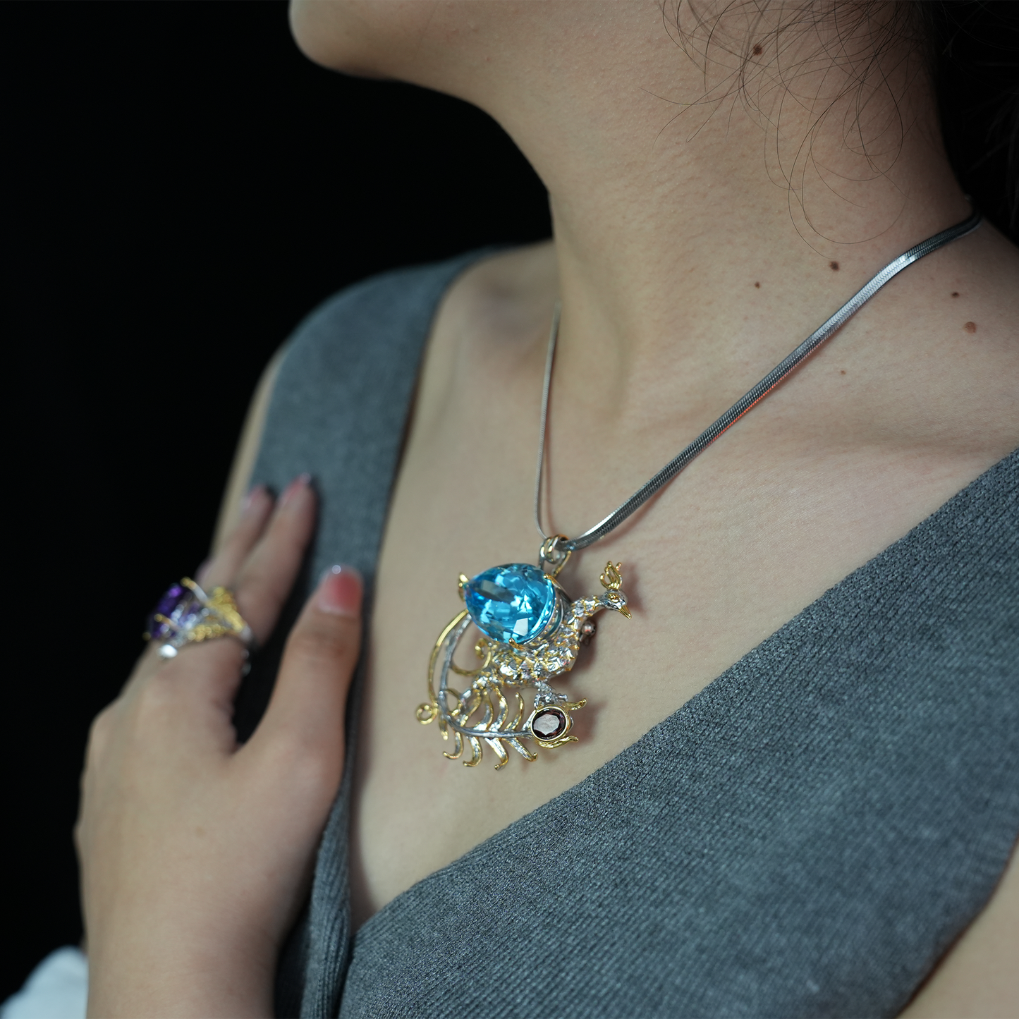 Handgefertigter Pfauenbroschen-Anhänger | Natürlicher Topas-Schmuck | Luxuriöses Tierdesign | Vergoldeter Vintage-Anhänger 