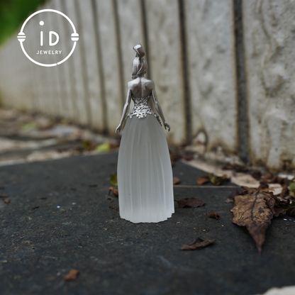 Ethereal Muse Halskette 925 Silber Weißer Quarz Anhänger Damenfigur Geschenk Handgefertigter Statement Schmuck