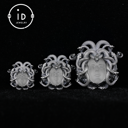 Medusa Anhänger | Handgefertigtes 925er Silber &amp; weißer Kristall | Mythischer Statement-Schmuck