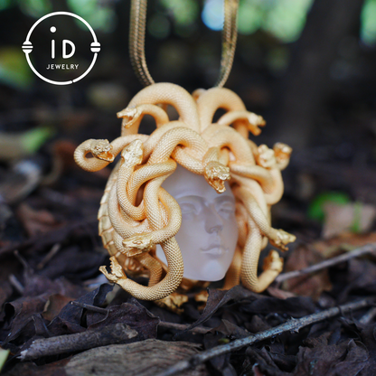 Medusa Anhänger | Handgefertigtes 925er Silber &amp; weißer Kristall | Mythischer Statement-Schmuck