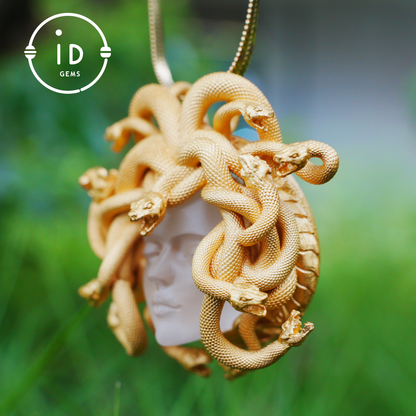 Medusa Anhänger | Handgefertigtes 925er Silber &amp; weißer Kristall | Mythischer Statement-Schmuck