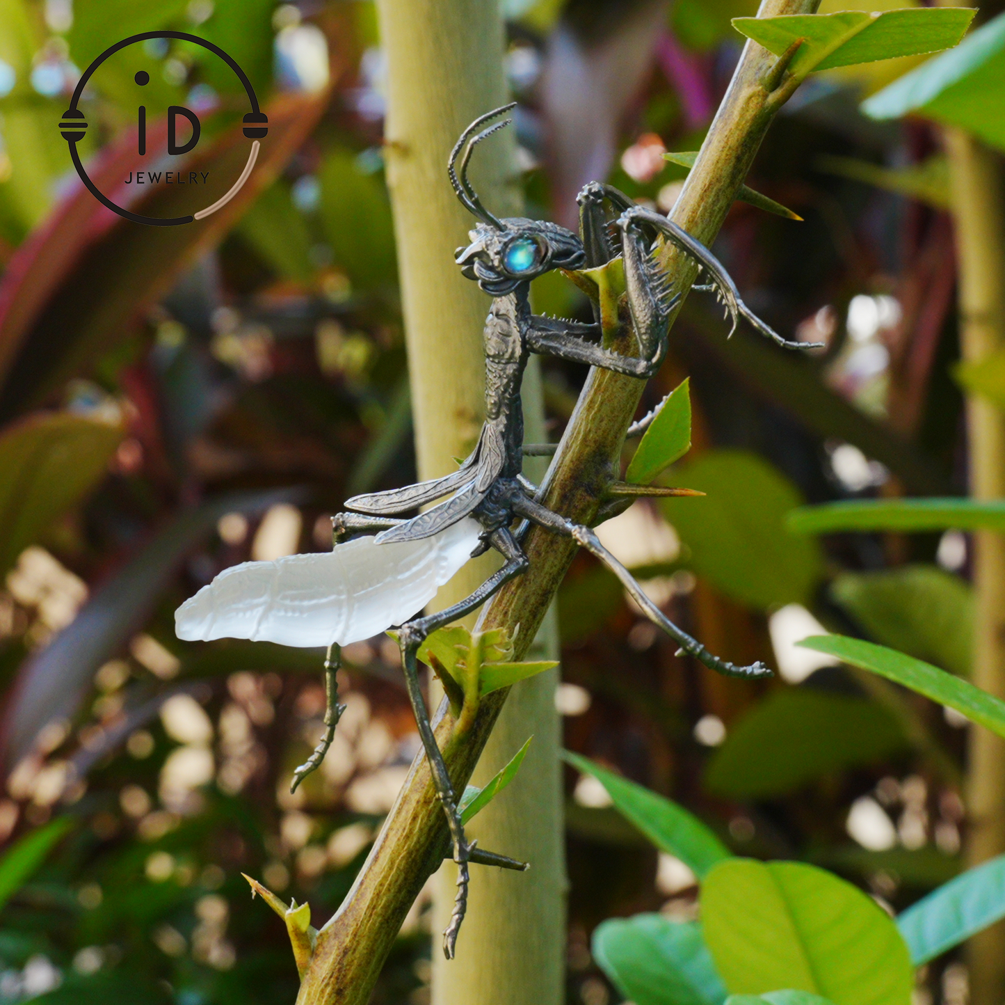 Gothic praying mantis figurine in 925 silver with white crystal and labradorite eyes, handmade insect sculpture, mystical decor piece