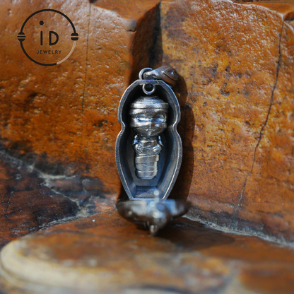 Gothic pendant in oxidized 925 silver with symbolic design, talisman for intuition and transformation, gift idea for her