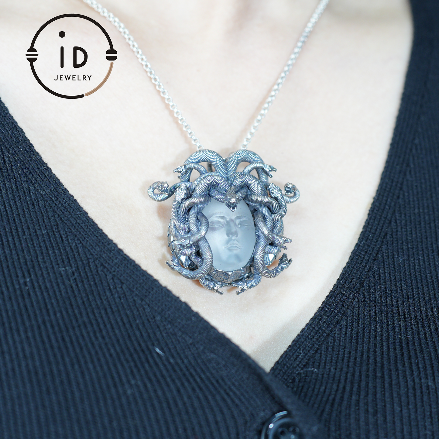 Medusa Anhänger | Handgefertigtes 925er Silber &amp; weißer Kristall | Mythischer Statement-Schmuck