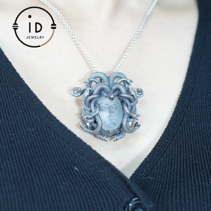 Medusa Anhänger | Handgefertigtes 925er Silber &amp; weißer Kristall | Mythischer Statement-Schmuck
