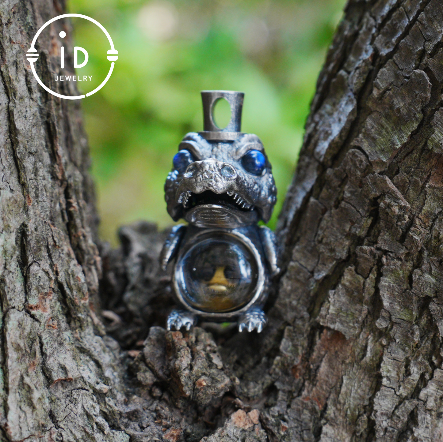 Totem pendant in 925 silver with crystal belly, crocodile figure with baby inside, labradorite eyes, gothic fairy tale style, gift for him