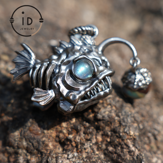 925 Sterling Silber Seeteufel-Anhänger mit Labradorit – Handgefertigter Kunstschmuck für Ozeanliebhaber