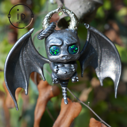 925 Silber Fledermaus Anhänger mit Opal - Handgefertigter Gothic Schmuck, Fantasy Anhänger, Einzigartige Gothic Halskette für Halloween &amp; Gothic Liebhaber