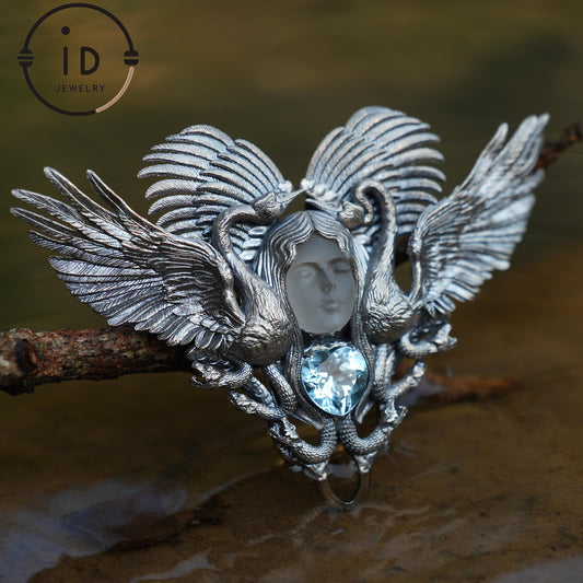 Waldgöttin-Anhänger – Handgefertigter Anhänger aus S925er Silber mit weißem Kristall und himmelblauem Topas | Exquisites Design, limitierte Kollektion