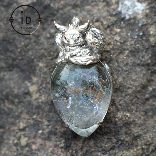 Fuchsgeist-Kristallanhänger – handgefertigter Schmuck aus 925er Sterlingsilber mit Phantomquarz, einzigartiger Fantasy-Anhänger, perfektes Geschenk für besondere Anlässe