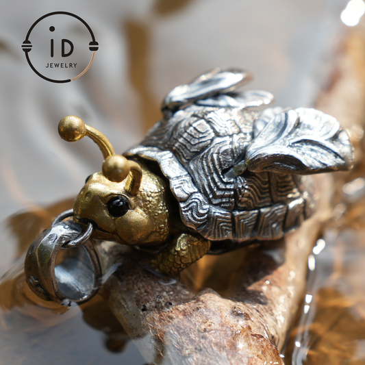 Fliegender Käfer-Anhänger – Handgefertigter Anhänger aus 925er Sterlingsilber mit mythischem Flügeldesign, einzigartiges Geschenk, Kunst- und Fantasieschmuck